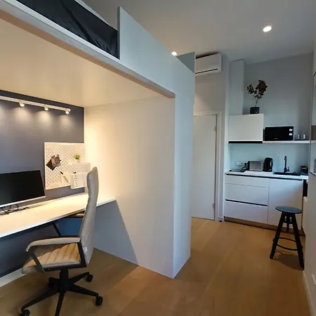 Dzīvoklis Bright Digital Nomads Loft, Ac, Workspace, 24' Monitor, 5 Min To Old Town Riga