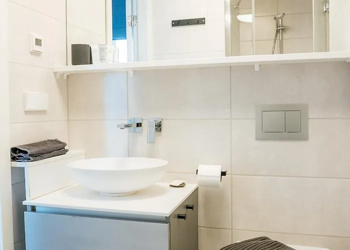 Bright Digital Nomads Loft, Ac, Workspace, 24' Monitor, 5 Min To Old Town *